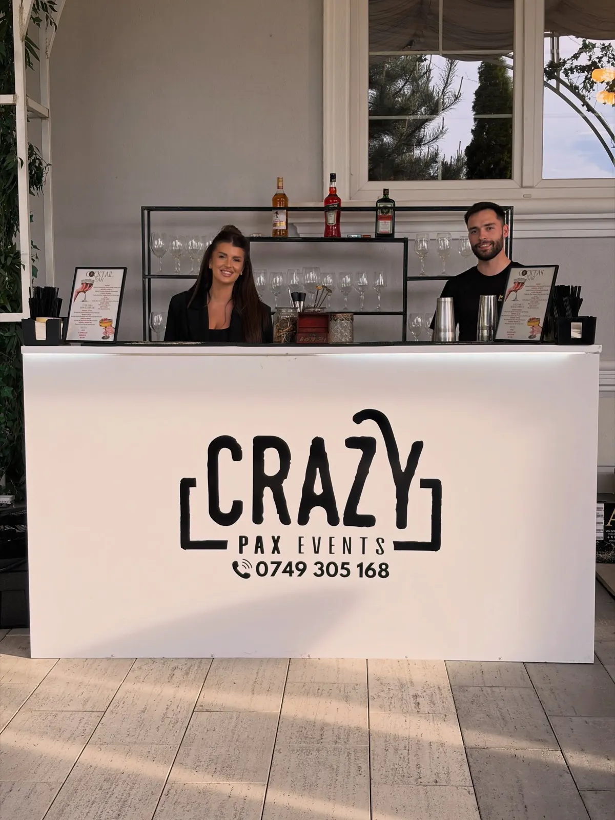 Barul alb Crazy Pax, cu doi barmani la post