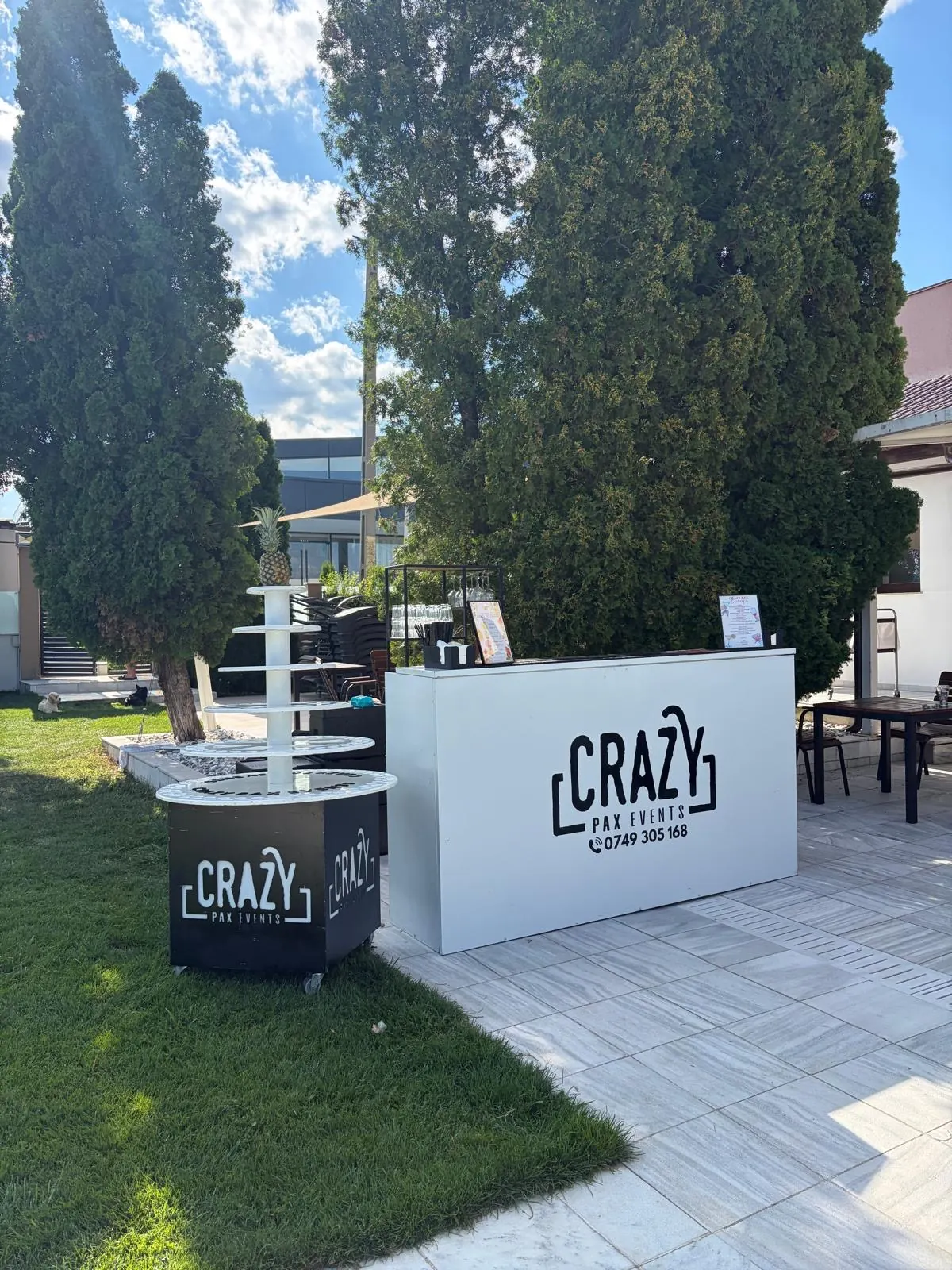 Barul mobil Crazy Pax Events montat în grădină