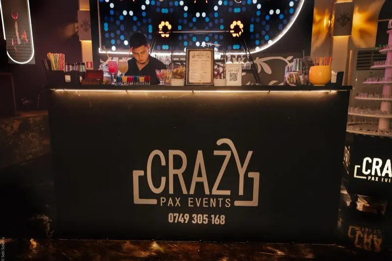 Barman la barul negru - Crazy Pax Events
