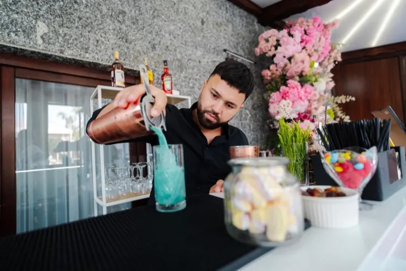 Barman la lucru - Crazy Pax Events